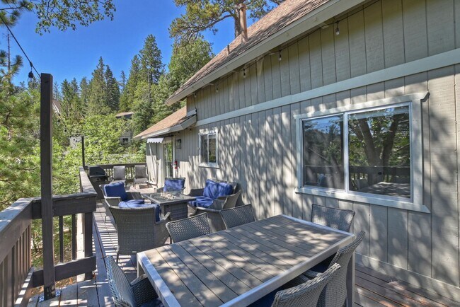 Building Photo - Stylish Chalet with Lake Rights