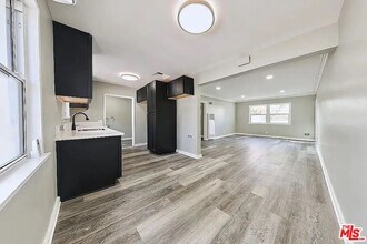 Building Photo - 582 Venice Blvd.