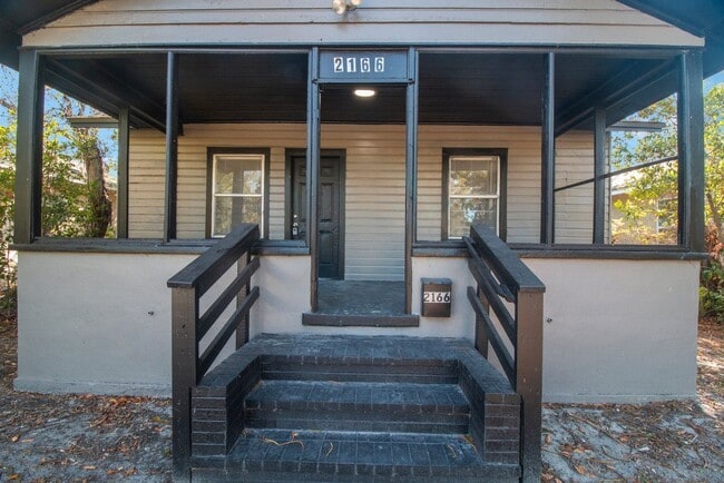 Building Photo - REDUCED  $25 App Fee  3bdrm/1bath home wit...
