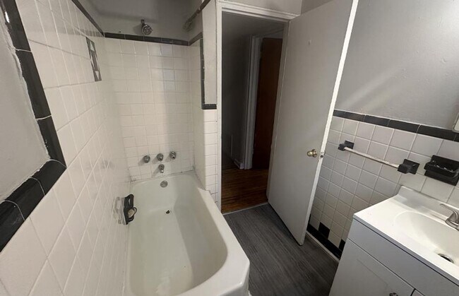 Building Photo - 596 Lowell Ave