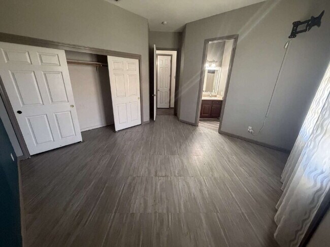 Building Photo - Beautiful 3 Bedroom, 2 Bathroom Home with Open Floor Plan & Spacious Backyard