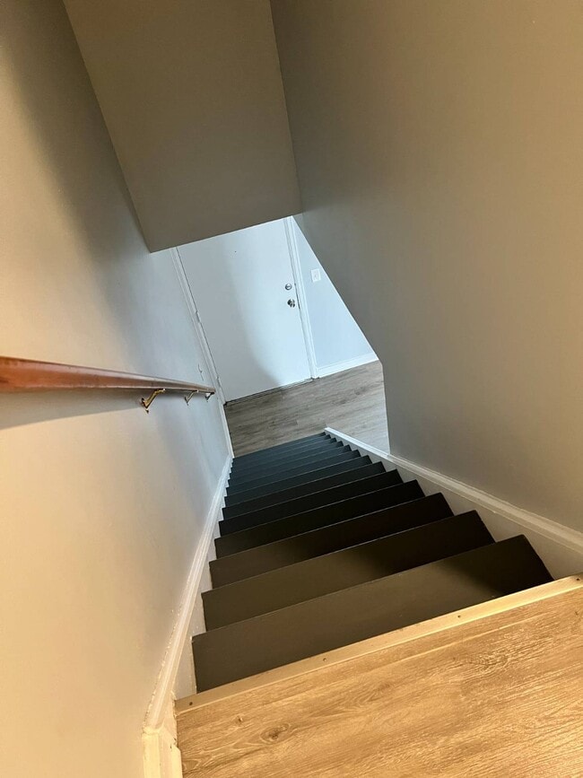 Building Photo - 13 N College St