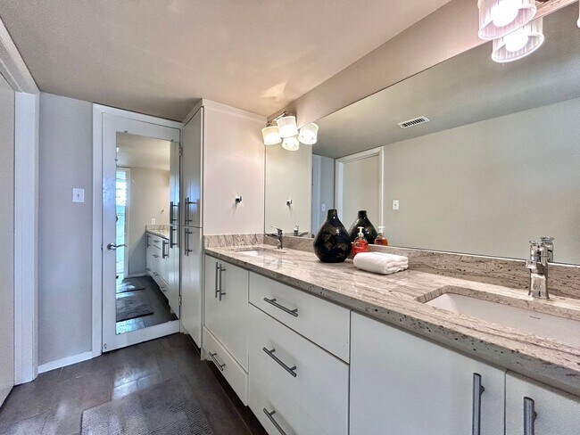 Building Photo - Luxury 1 Bed, 1.5 Bath Loft with Spectacular Downtown City Views