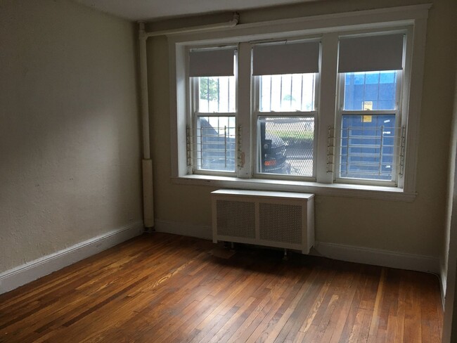 Building Photo - NO FEE!  Grad Friendly Apt w Ht/HW Inc!  Near Cleveland Circle T!