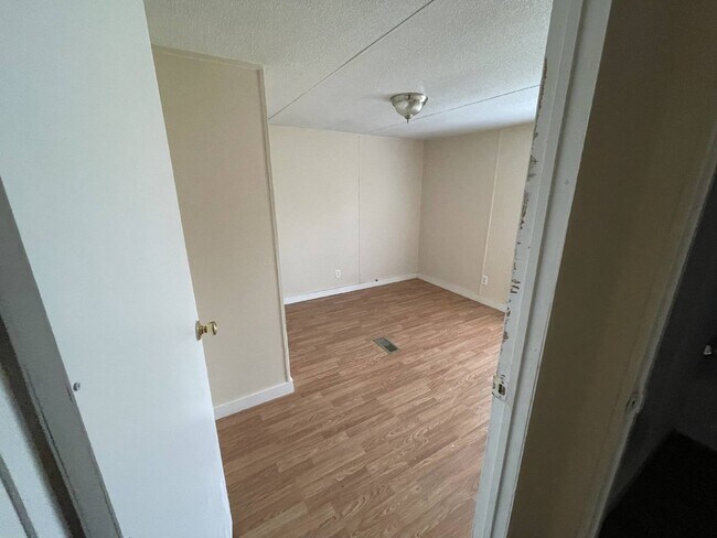 Building Photo - Handyman Special Mobile Home – Affordable Ownership Opportunity