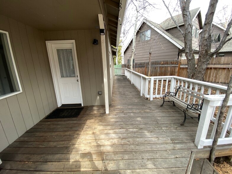 Building Photo - 2464-2 NE Ravenwood Dr