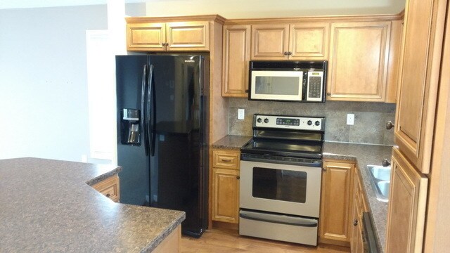 Building Photo - 4 bedroom, 3 bath home on quiet Cul-de-sac...