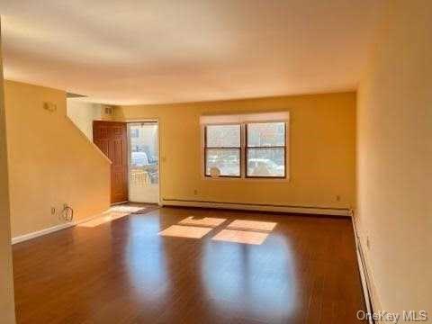 Building Photo - 10 Greenhouse Ln