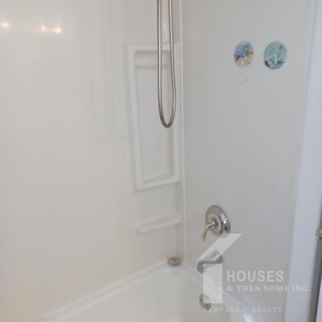 Building Photo - 218 Singing Woods Ln