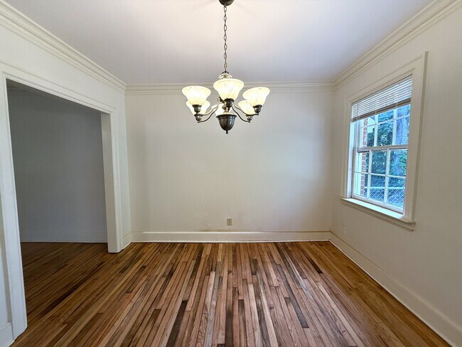 Building Photo - 807 E Edgemont Ave