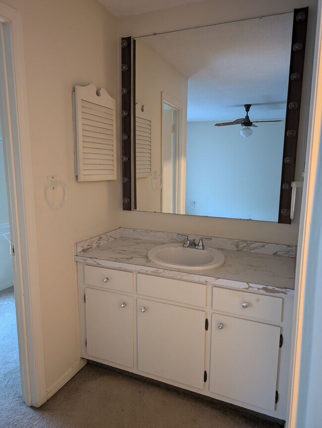 Building Photo - Townhouse 3/2.5 Fenced