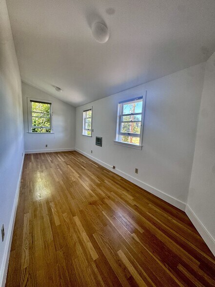 Building Photo - 912 Grandview Rd