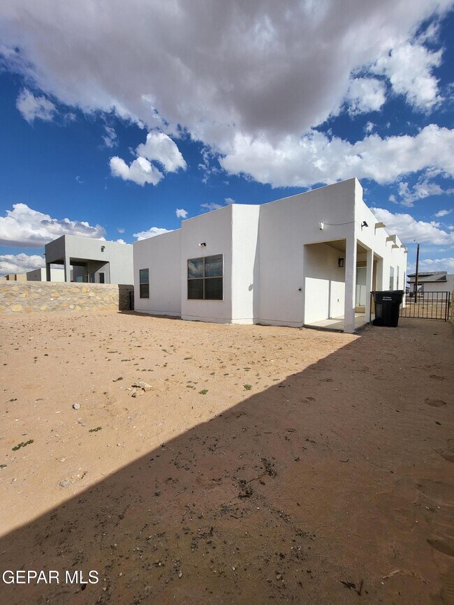 Building Photo - 13865 Lorenz Ave