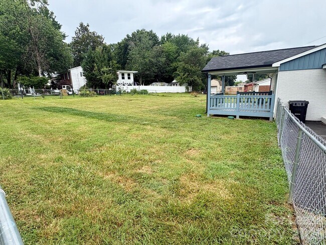 Building Photo - 803 Robinson Rd