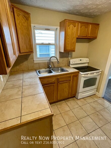 Building Photo - 5333 Hollywood Ave