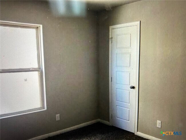 Building Photo - 1109 Elm Fall