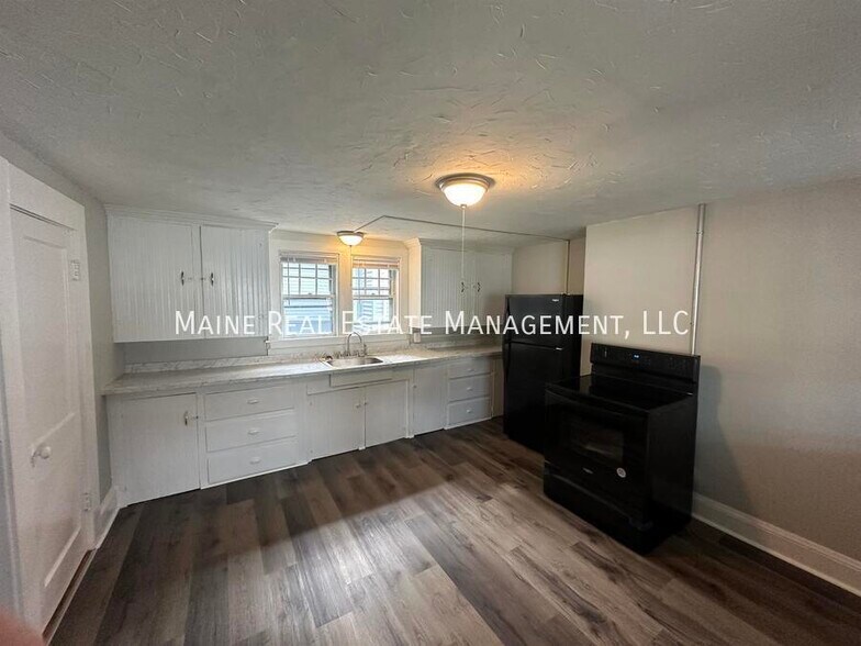 Primary Photo - 200 Center St