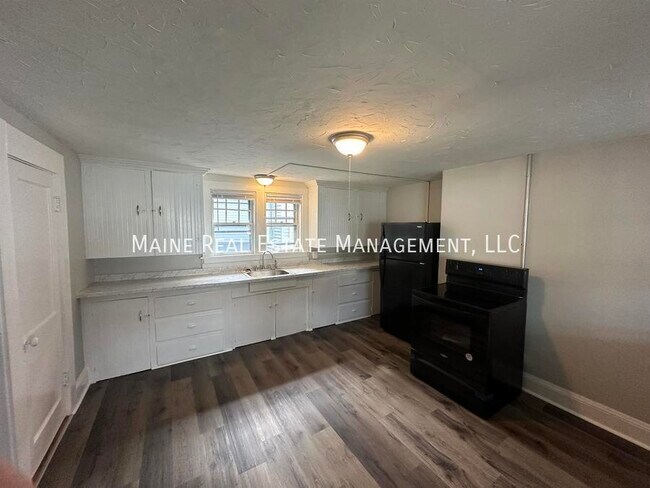 Primary Photo - 200 Center St