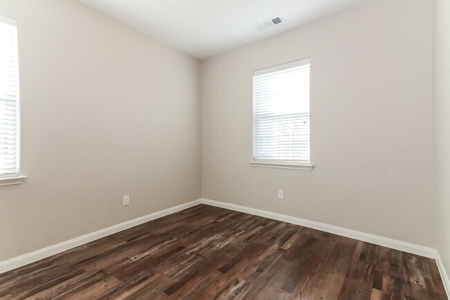 Building Photo - 341 Soap Tree Dr