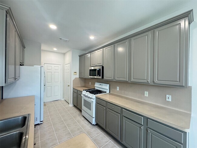 Building Photo - 5715 Vinemont Ln