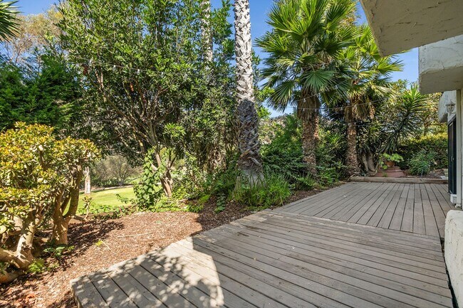 Building Photo - 109 Avenida Mesita