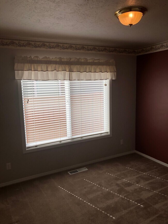 Building Photo - Larger Three Bedroom Home in Keizer