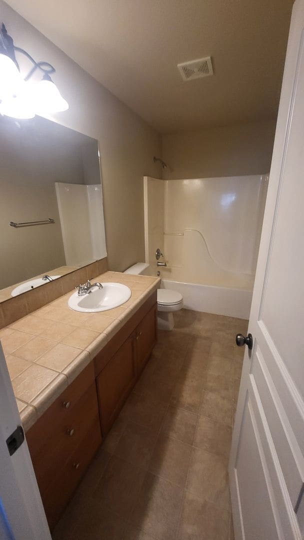 Building Photo - SE Bend 3 bed 2.5 bath Plus BONUS-Fenced