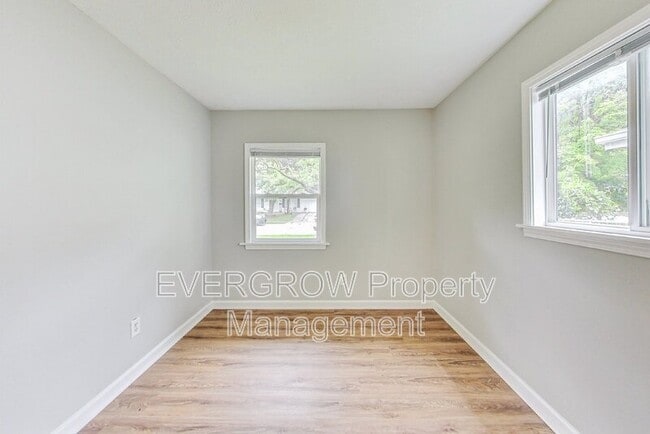 Building Photo - 3962 Strathmore Dr