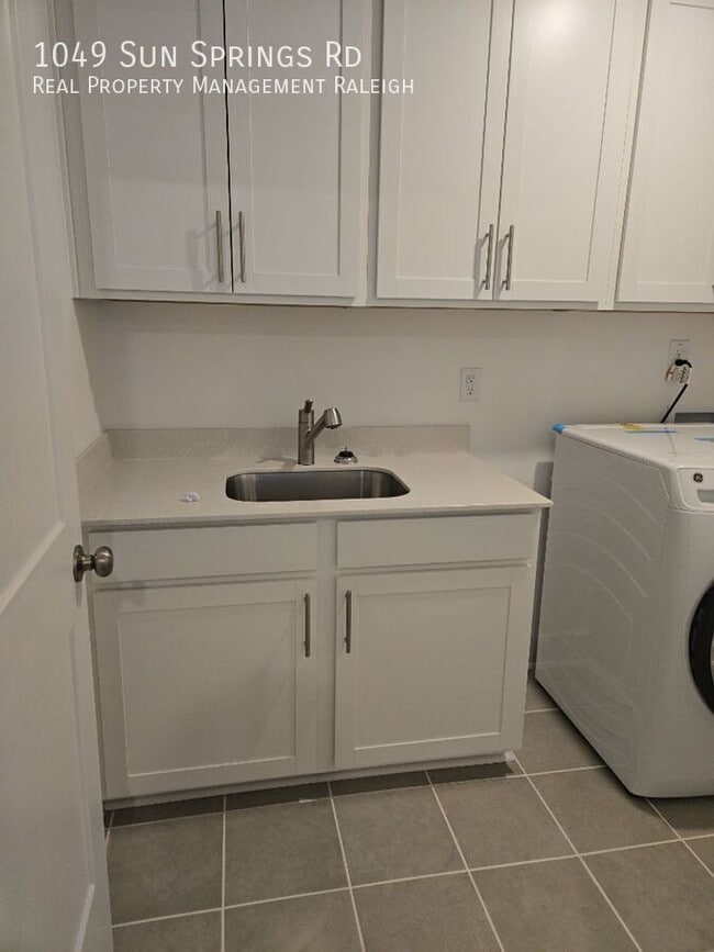 Building Photo - 1049 Sun Spgs Rd