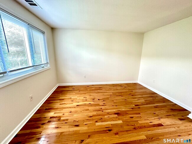 Building Photo - 20 Oak Ridge Dr