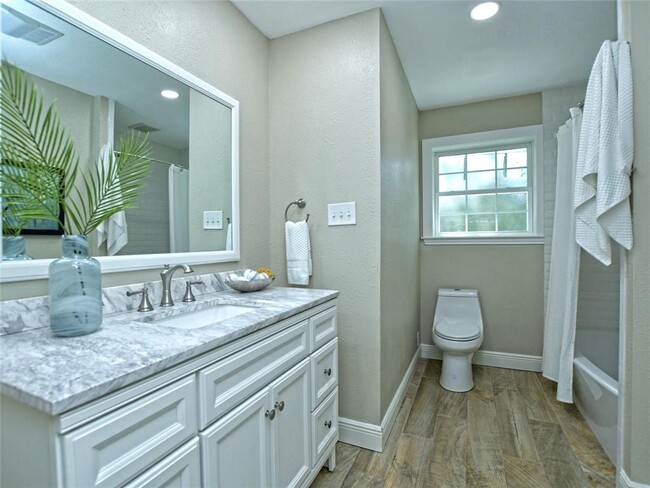 Building Photo - 4301 Balcones Woods Dr