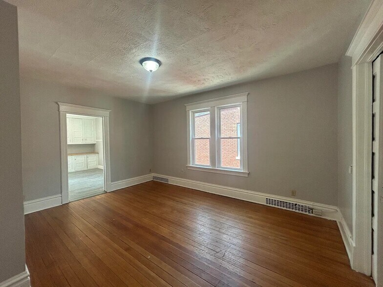 Living room - 1421 Charles St