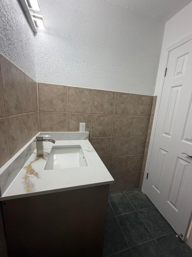 Building Photo - 110 Cypress Club Dr