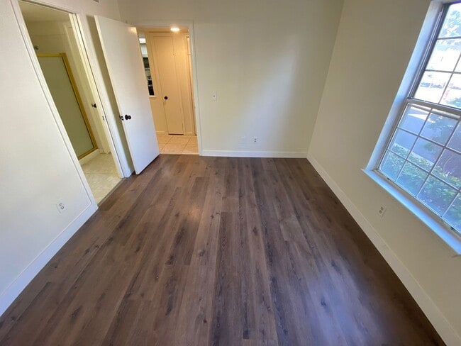 Building Photo - MOVE IN SPECIAL WITH THIS BEAUTIFUL 2 BEDROOM 2 BATHROOM CONDO IN GATED COMMUNITY