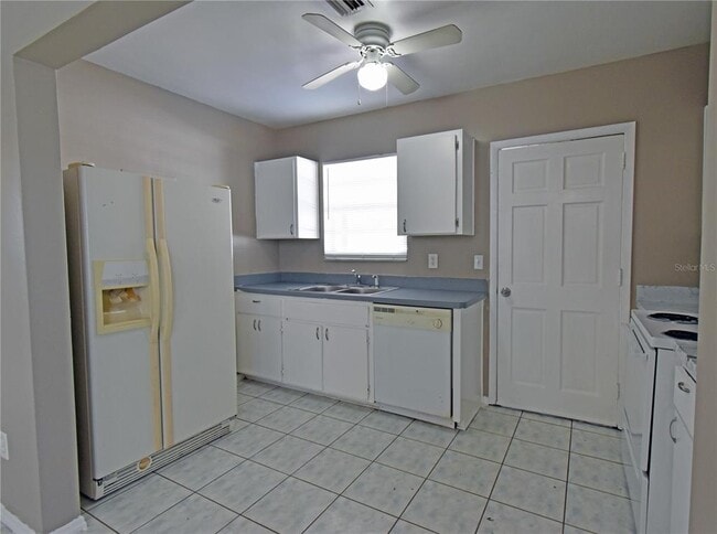 Building Photo - 421 Briarwood Ln