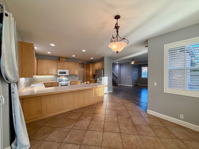 Building Photo - Beautiful 3 Bedroom 2.5 Bathroom Single Fa...