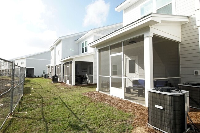 Building Photo - Great Location in Freeport