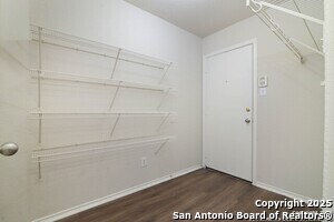 Building Photo - 10374 Oakwood Crest