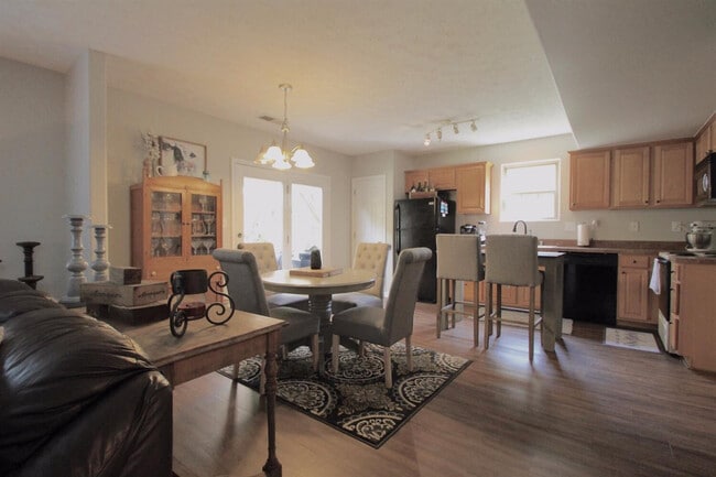 Building Photo - 897 Henderson Dr