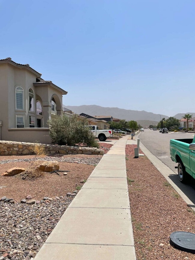 Building Photo - "Charming El Paso Oasis: 3-Bedroom Retreat...