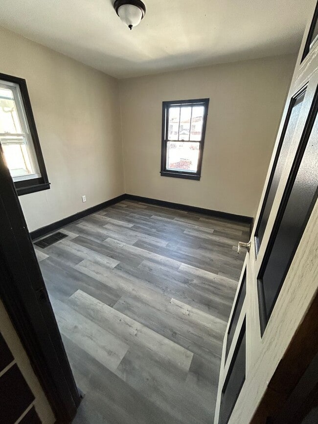 Building Photo - HALF OFF FIRST MONTHS RENT SPECIAL 2 bedro...