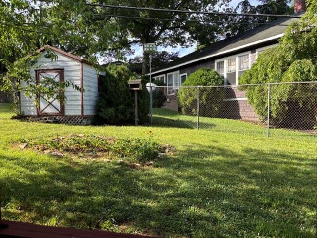 Building Photo - Charming single family home on a cul-de-sac that accepts vouchers
