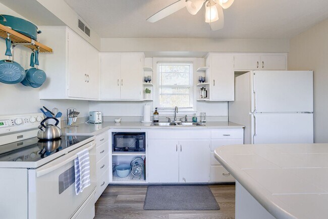 Building Photo - Cozy 1 Bedroom Bungalow!!
