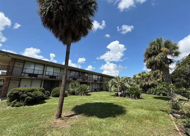 Building Photo - 7900 S Orange Blossom Trail