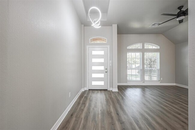 Building Photo - 6215 Suncrest Ct