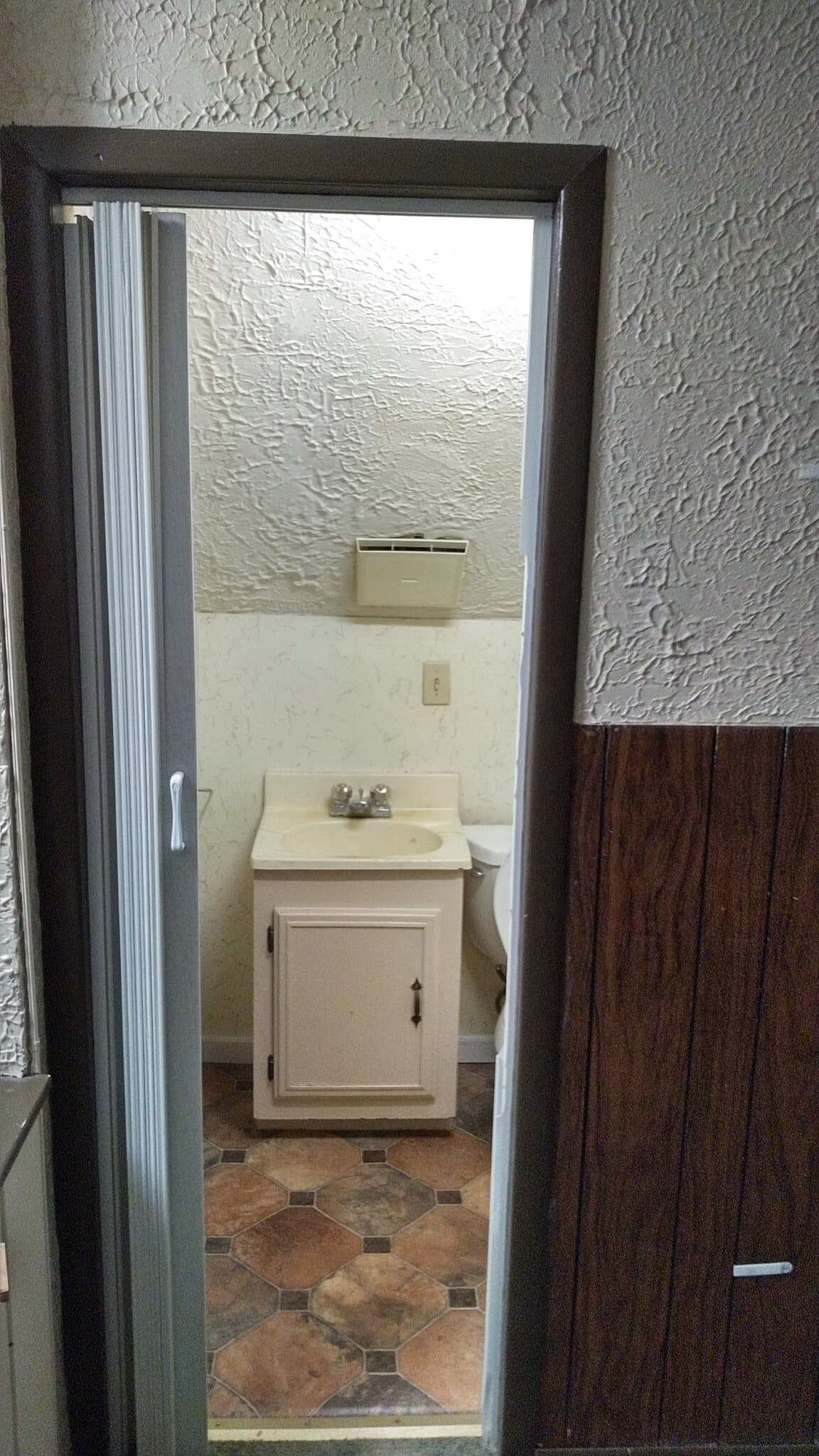 Hald bathroom up stairs - 1537 Linden St