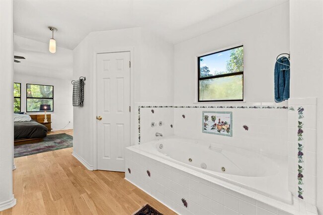 Building Photo - 121 Spur 191