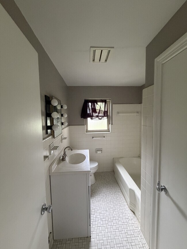 Building Photo - 1828 Upper Hunters Trace