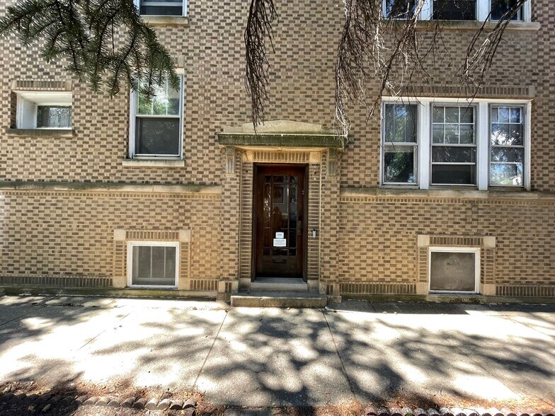 Entry On Karlov - 4100 W Newport Ave