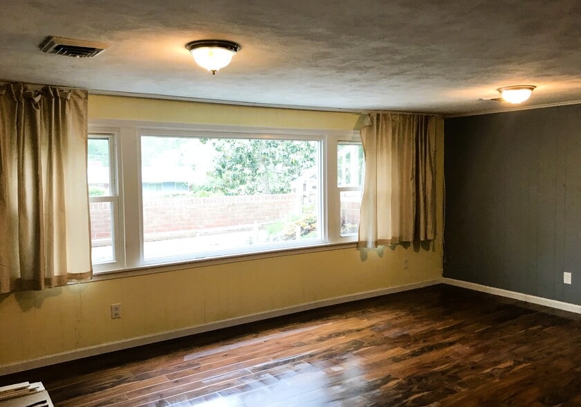 Building Photo - 4805 Randolph Dr